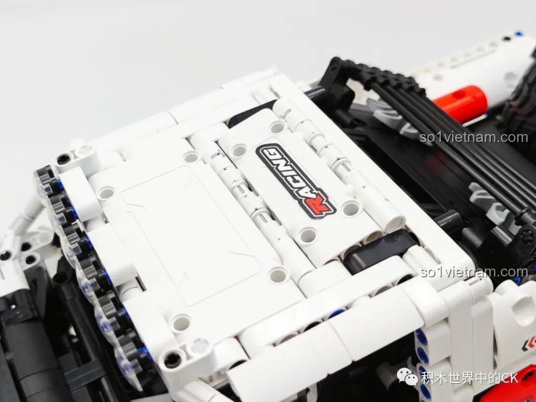 Khoang động cơ được che chắn khéo léo của ONEBOT OBCPRC01AIQI Xe Tải Đua Địa Hình, tạo cảm giác như một động cơ thật.