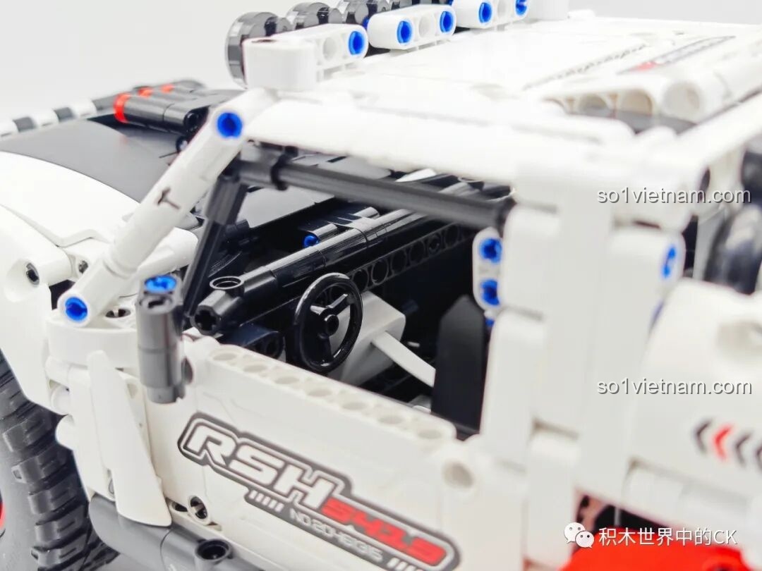 Nội thất bên trong của ONEBOT OBCPRC01AIQI Xe Tải Đua Địa Hình với vô lăng và bảng điều khiển cơ bản, được chăm chút tỉ mỉ.