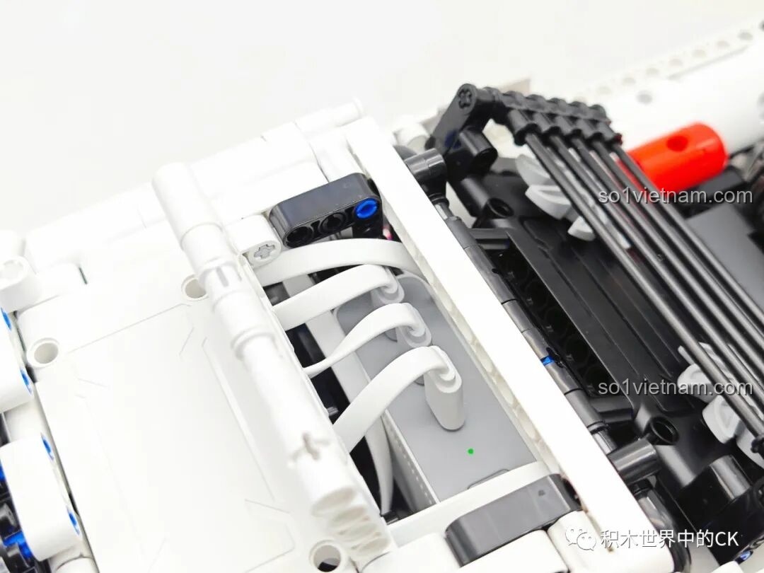 Hộp điều khiển và pin của ONEBOT OBCPRC01AIQI Xe Tải Đua Địa Hình được đặt gọn gàng, dễ dàng kết nối và vận hành.