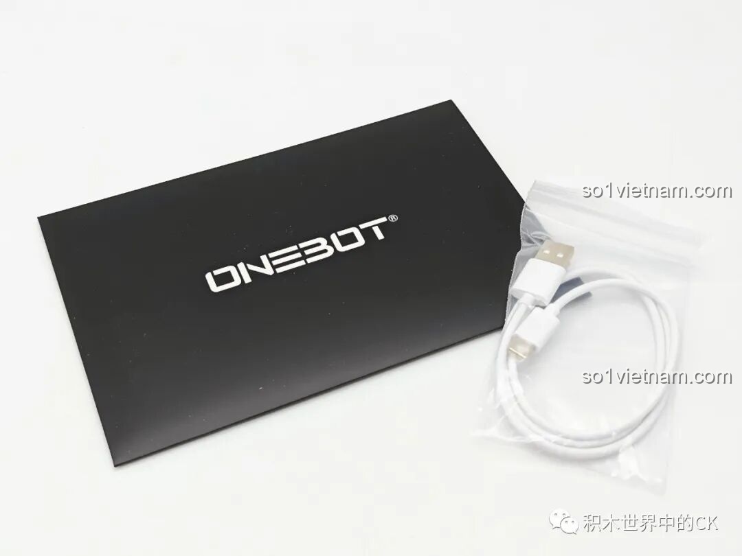 Sách hướng dẫn lắp ráp và cáp sạc USB-C đi kèm bộ ONEBOT OBCPRC01AIQI Xe Tải Đua Địa Hình, cần thiết cho quá trình lắp và vận hành.