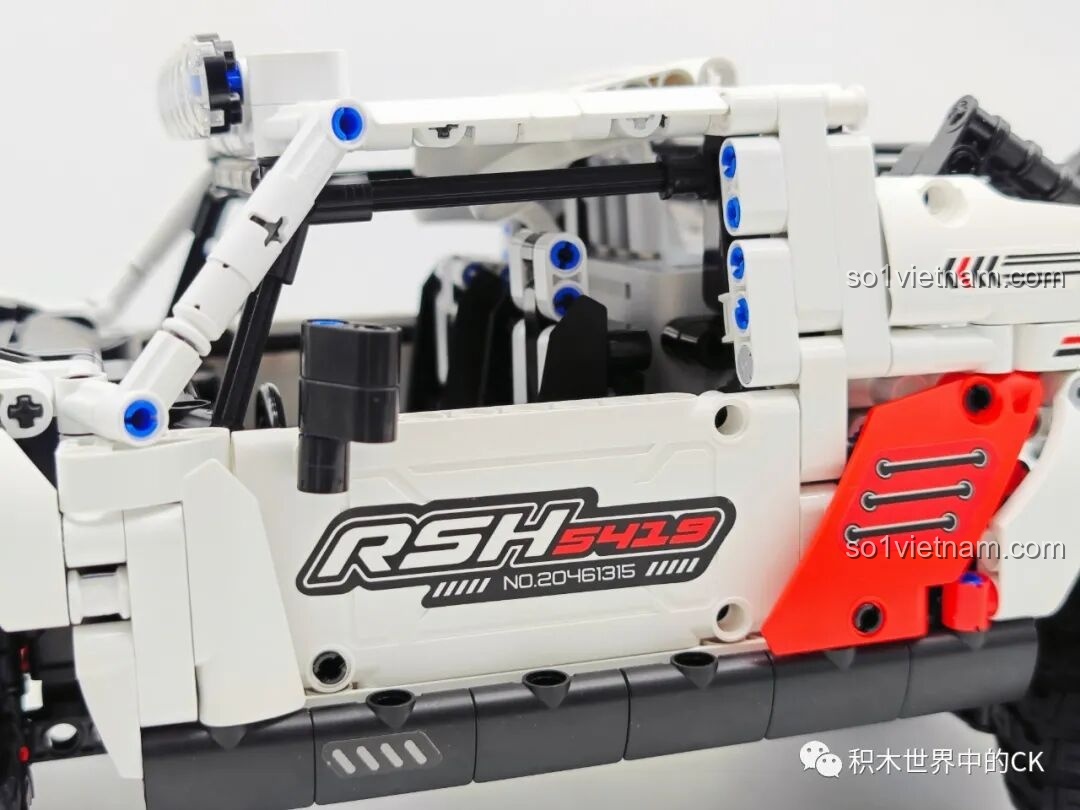 Các tem dán thân xe với dòng chữ 