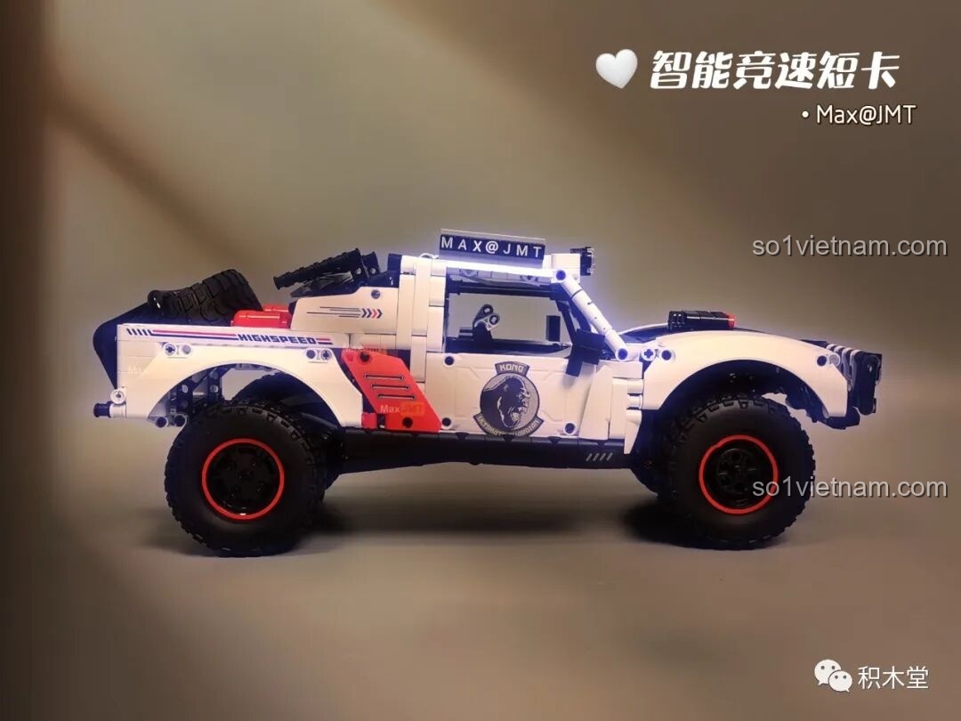 Góc nhìn nghiêng của mô hình xe đua ONEBOT OBLGPT09AIQI, thể hiện rõ thân xe màu trắng, chi tiết đỏ và logo Kong hầm hố.