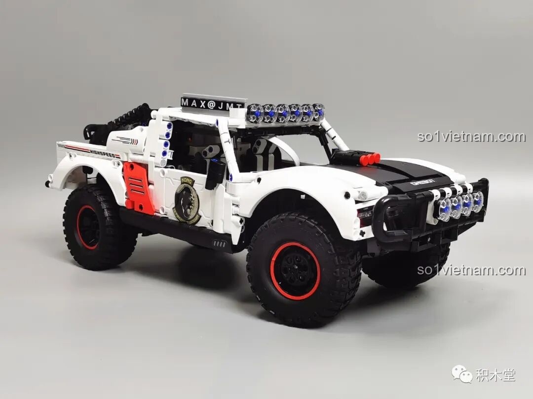 Cận cảnh khoang chứa pin bên trong ONEBOT OBLGPT09AIQI Mô Hình Xe Đua, được che chắn bởi mô-đun quạt tản nhiệt.