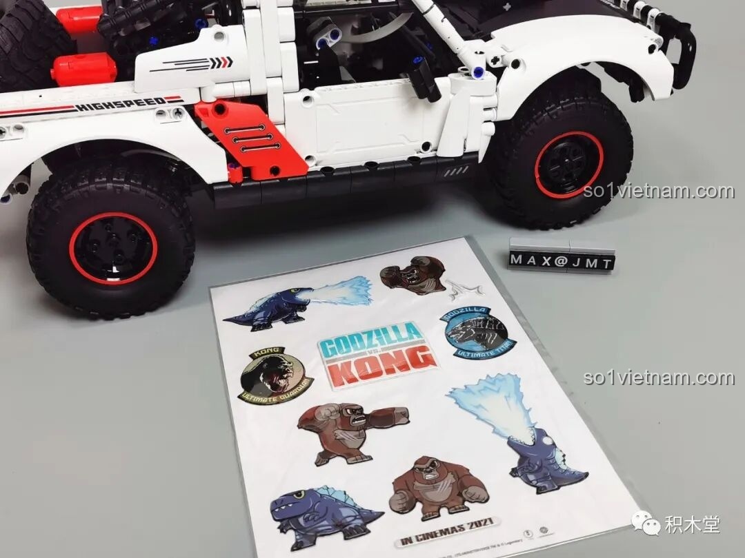 Cận cảnh nắp capo của ONEBOT OBLGPT09AIQI Mô Hình Xe Đua với ba khe hút gió và logo ONEBOT, tạo vẻ ngoài thể thao.