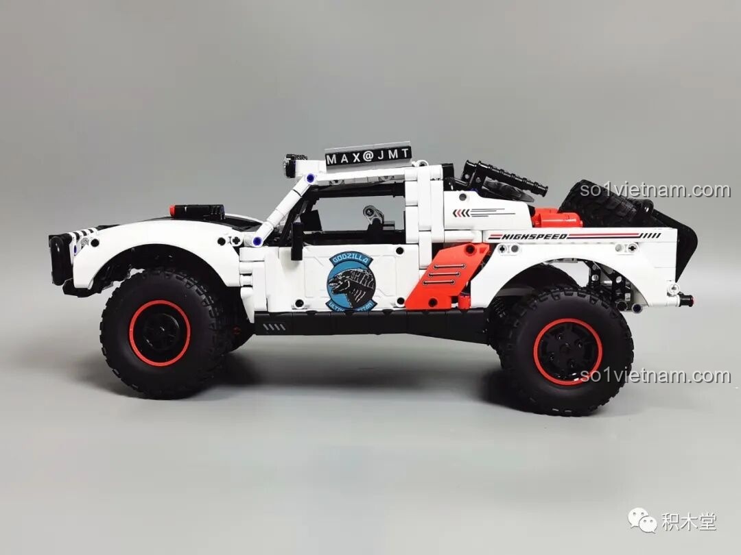 Cận cảnh bánh xe trước và hệ thống treo của ONEBOT OBLGPT09AIQI Xe Đua Off-road, với vành đỏ nổi bật.