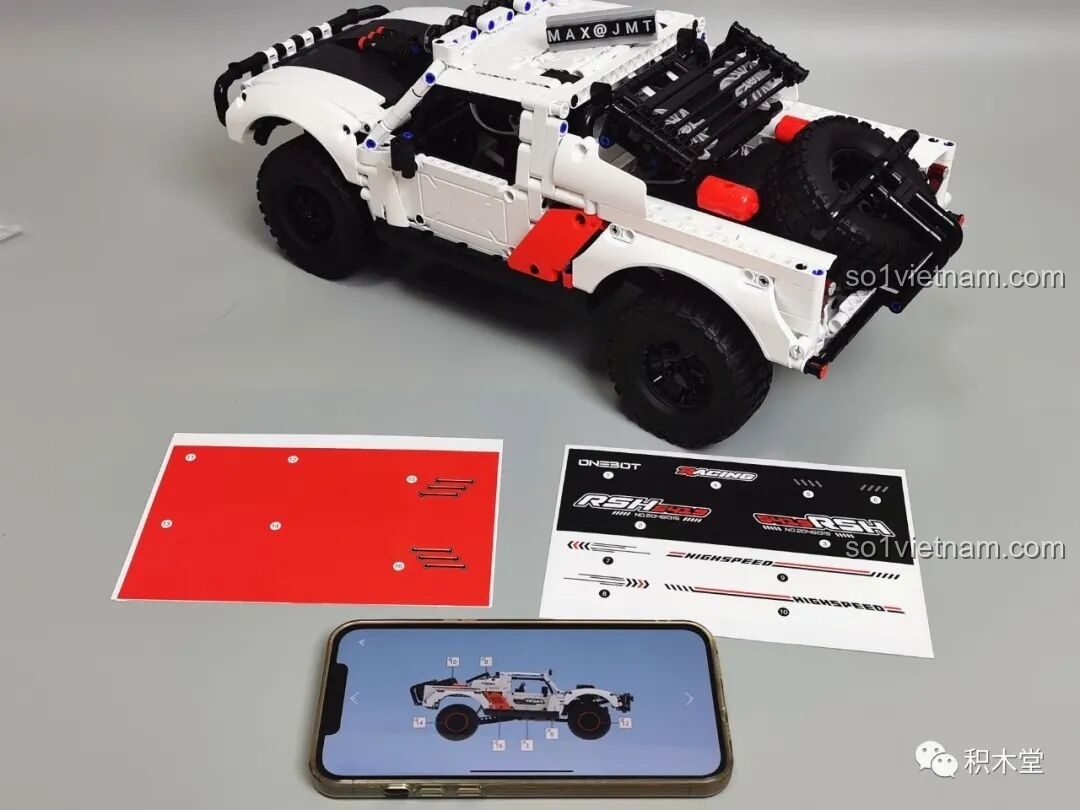 Cận cảnh dàn đèn pha LED phía trước của ONEBOT OBLGPT09AIQI Xe Đua Off-road, tích hợp trên cản trước chắc chắn.