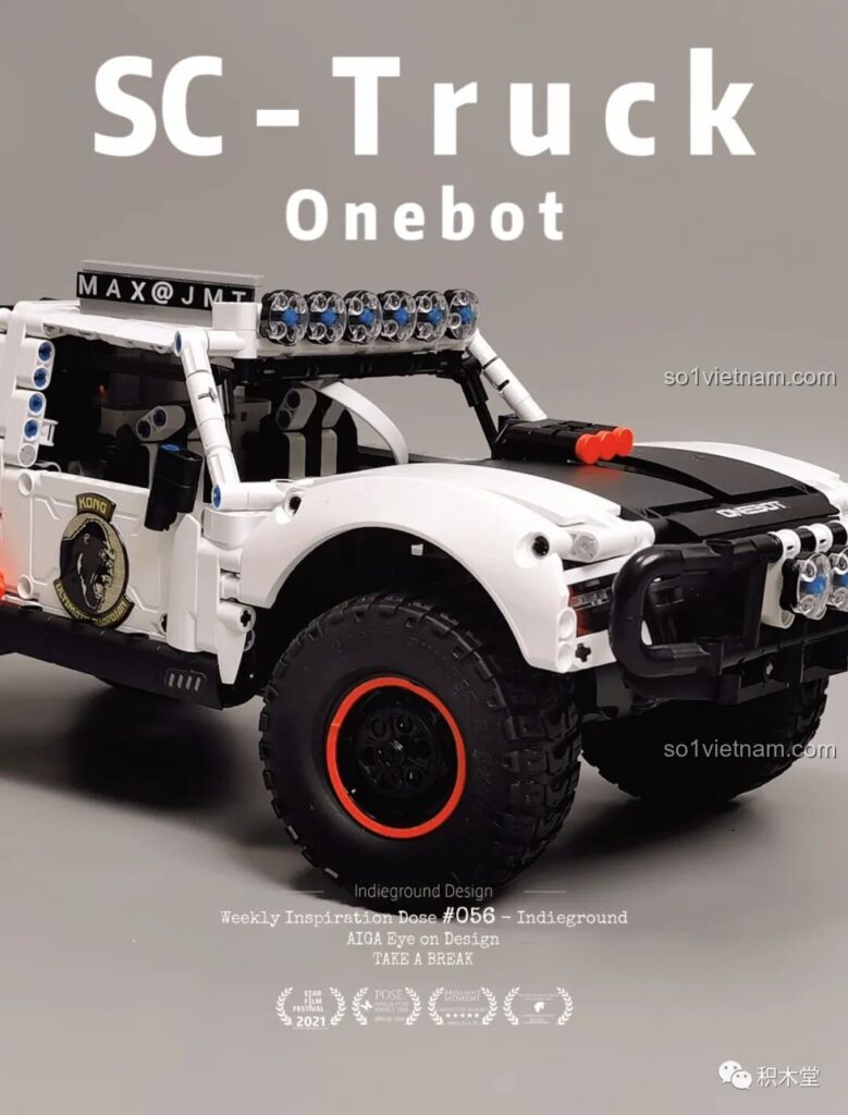 Hình ảnh tổng thể chiếc ONEBOT OBLGPT09AIQI Xe Đua Off-road màu trắng đen, nổi bật với đèn pha và bánh xe lớn, sẵn sàng cho mọi cuộc đua.