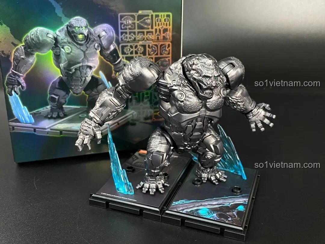 Mô hình Optimus Primal dạng thú được đặt trên đế trưng bày, so sánh với hình ảnh trên vỏ hộp.