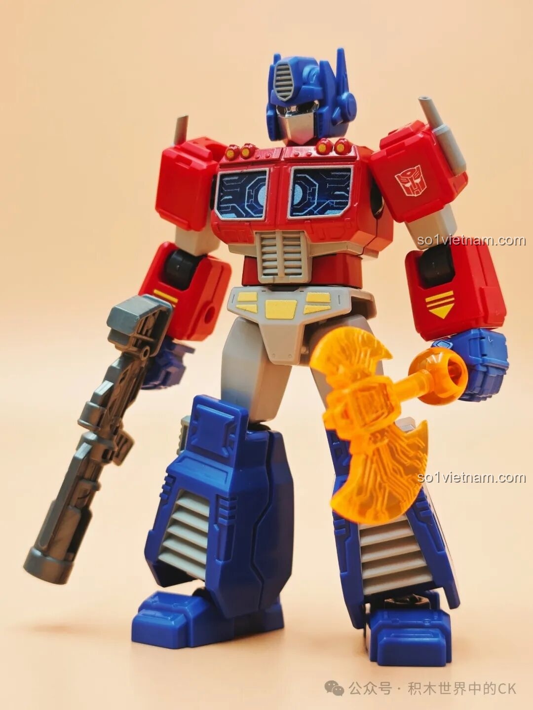 Optimus Prime phiên bản Shining Version cầm vũ khí năng lượng