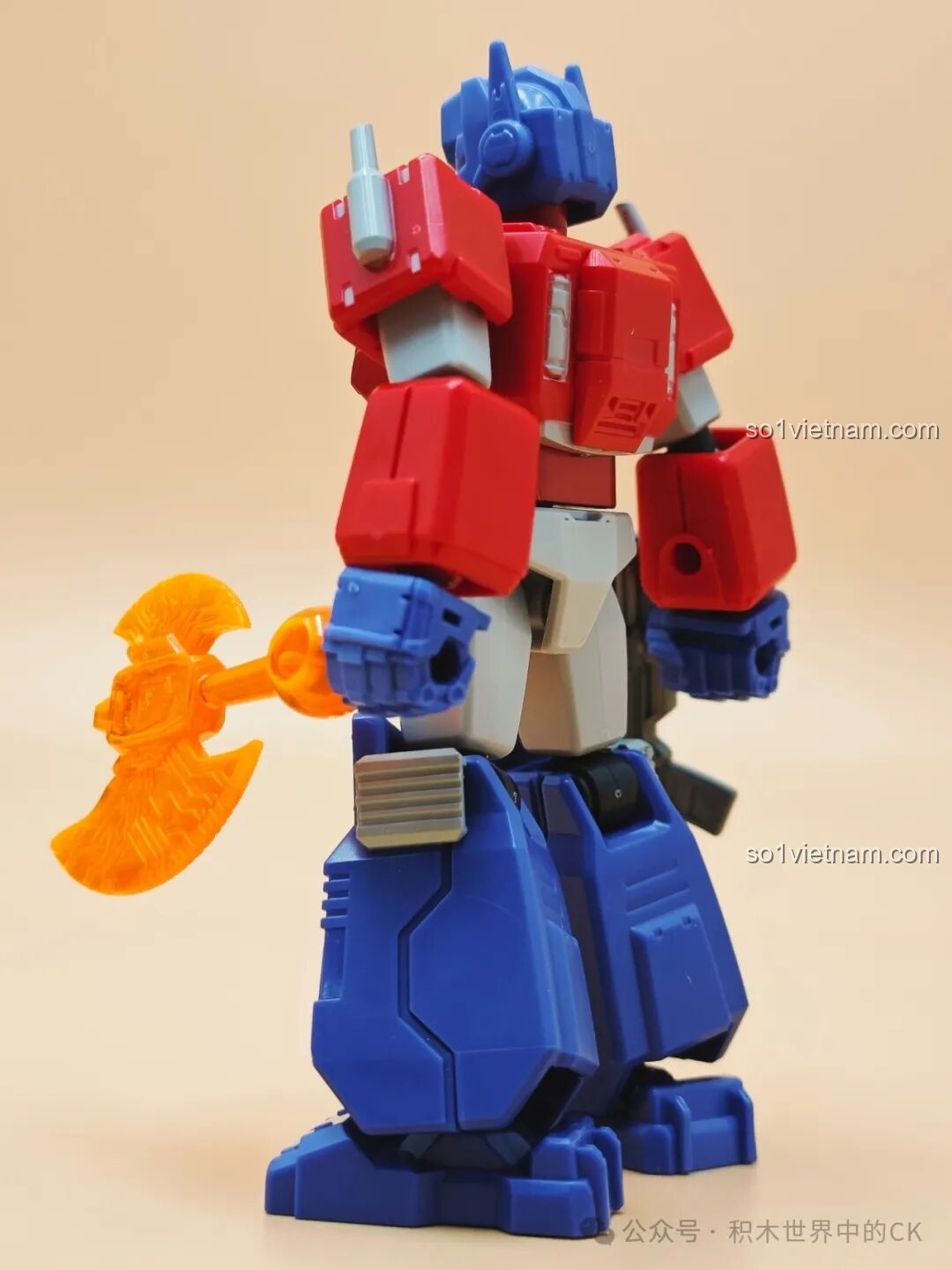 Optimus Prime phiên bản Shining Version cùng các phụ kiện hỗ trợ