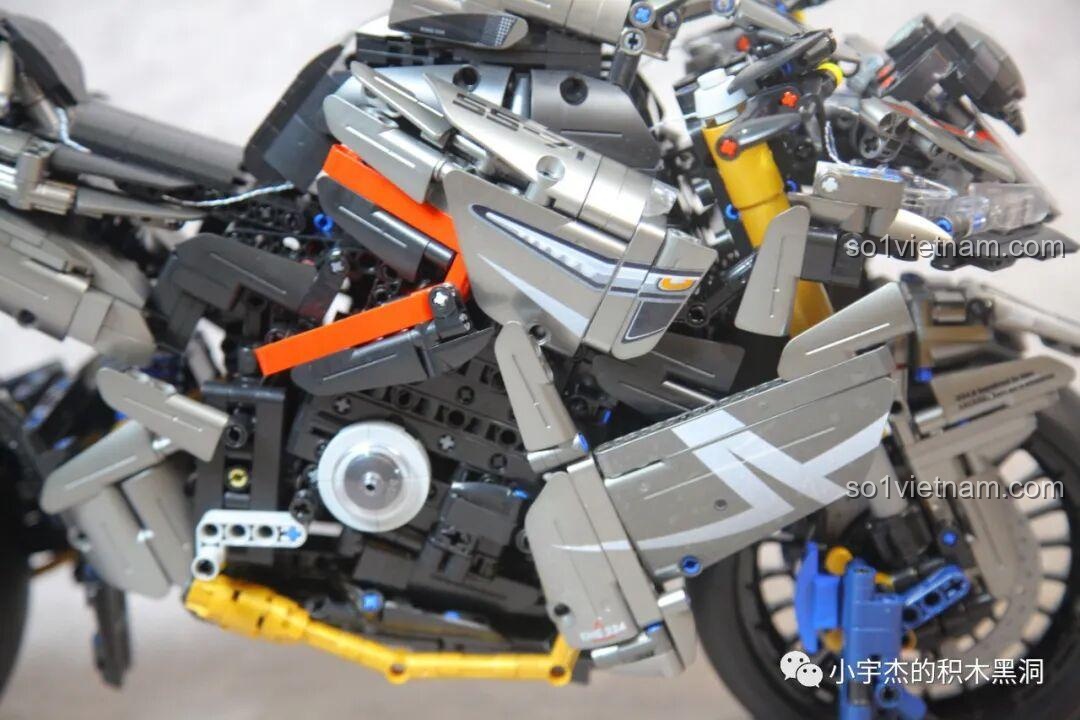 Mô hình Panlos 672109 Bạc Điện Xích Locomotive, một sản phẩm mô tô Technic khác của Panlos.