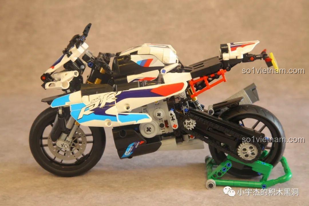 Mô hình Panlos 672105 Ducati V4 Superleggera V4, một siêu mô tô Technic khác của Panlos.