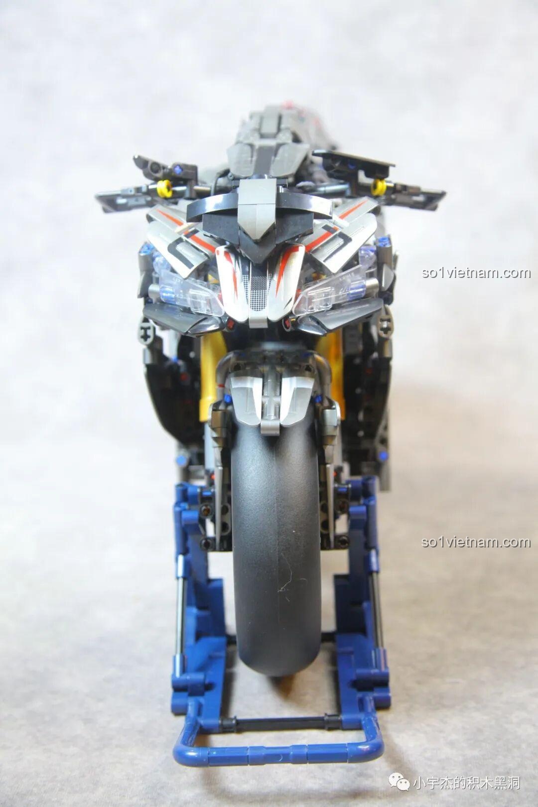 Mô hình Panlos 672102 BMW HP4 Race, một mẫu mô tô đua Technic của Panlos.