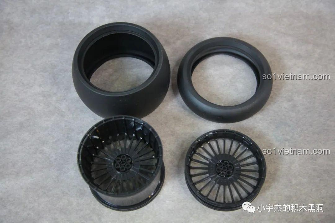 Cặp lốp trơn siêu rộng và vành xe lớn của Panlos 672106 Mô tô Tốc Độ Rapid, điểm nhấn độc đáo của bộ này.