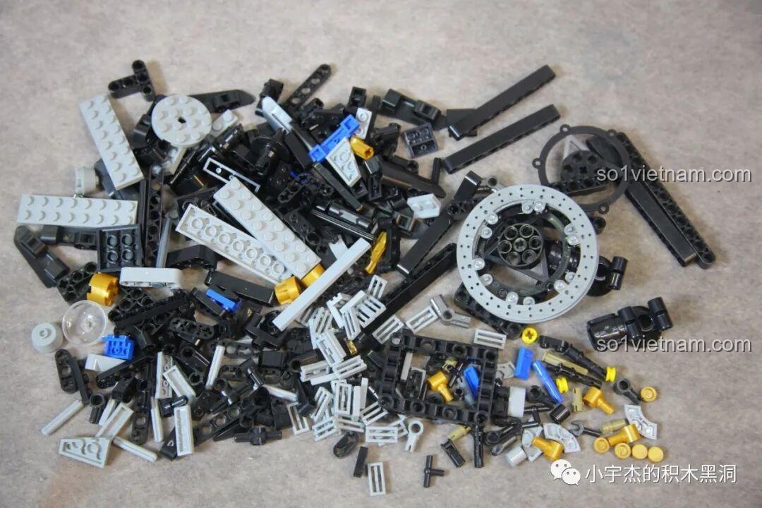 Các mảnh ghép Technic màu bạc trong túi số 5 của Panlos 672106 Mô tô Tốc Độ Rapid.