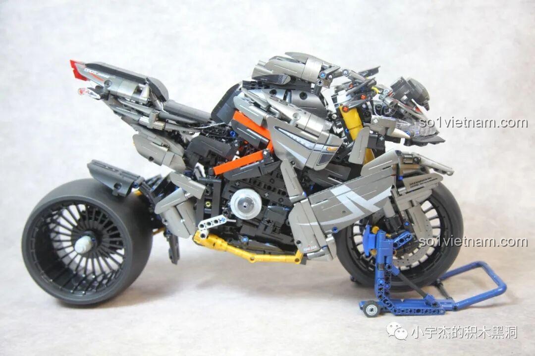 Mặt trước của Panlos 672106 Mô tô Tốc Độ Rapid, với các chi tiết đèn và vỏ ngoài.