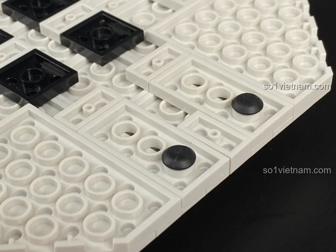 Bánh răng lớn được lắp vào trung tâm phần đế của Pháo Phòng Không Tầm Gần 1130 PanlosBrick 628012, chuẩn bị cho cơ chế xoay.