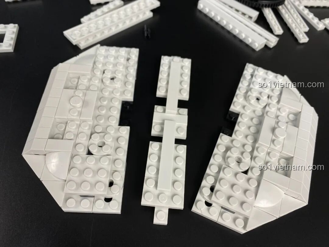 Cận cảnh các chi tiết màu đen được lắp vào phần đế của Pháo Phòng Không Tầm Gần 1130 PanlosBrick 628012, tăng độ chắc chắn.