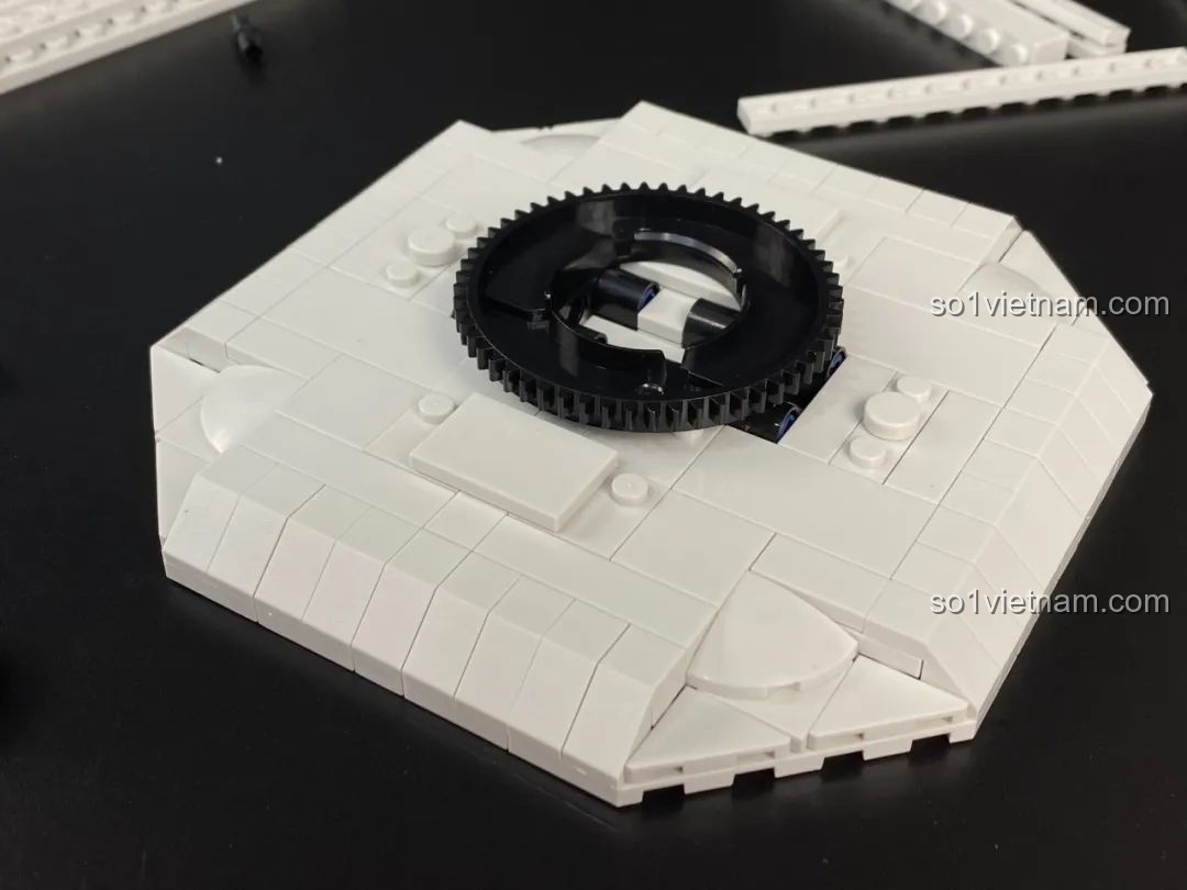 Phần đế của Pháo Phòng Không Tầm Gần 1130 PanlosBrick 628012 đã hoàn thiện, với các chi tiết được lắp đặt chính xác.