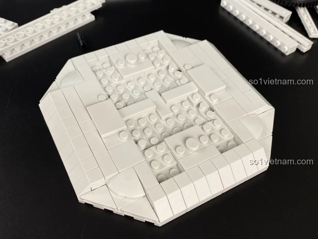 Các mảnh ghép tạo khung cho phần đế của Pháo Phòng Không Tầm Gần 1130 PanlosBrick 628012, dần hình thành cấu trúc.