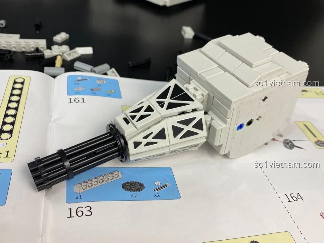 Mô hình Pháo Phòng Không Tầm Gần 1130 PanlosBrick 628012 phiên bản tĩnh nhìn từ bên hông, chi tiết radar và nòng pháo.