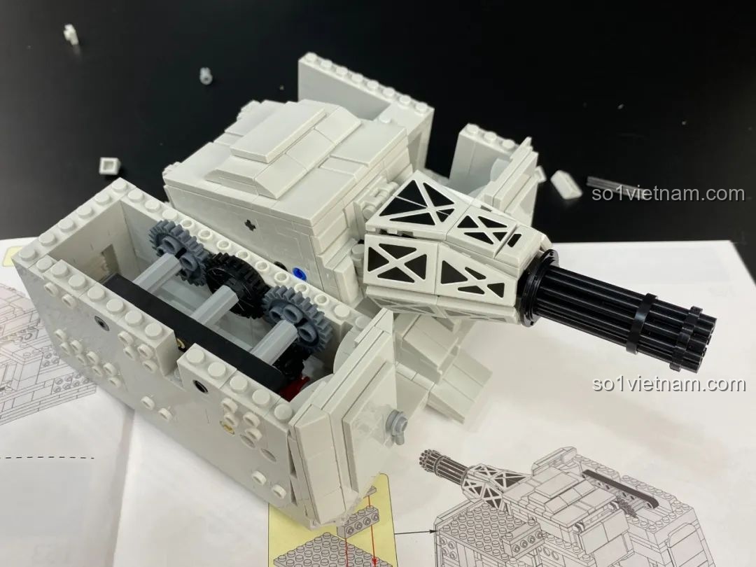 Cận cảnh chi tiết cửa mở trên mô hình Pháo Phòng Không Tầm Gần 1130 PanlosBrick 628012, tăng tính chân thực.