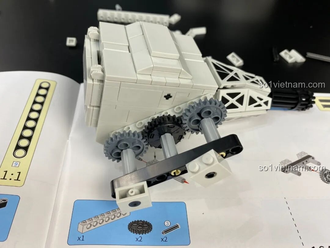 Mô hình Pháo Phòng Không Tầm Gần 1130 PanlosBrick 628012 phiên bản tĩnh nhìn từ phía sau, các chi tiết cửa mở.