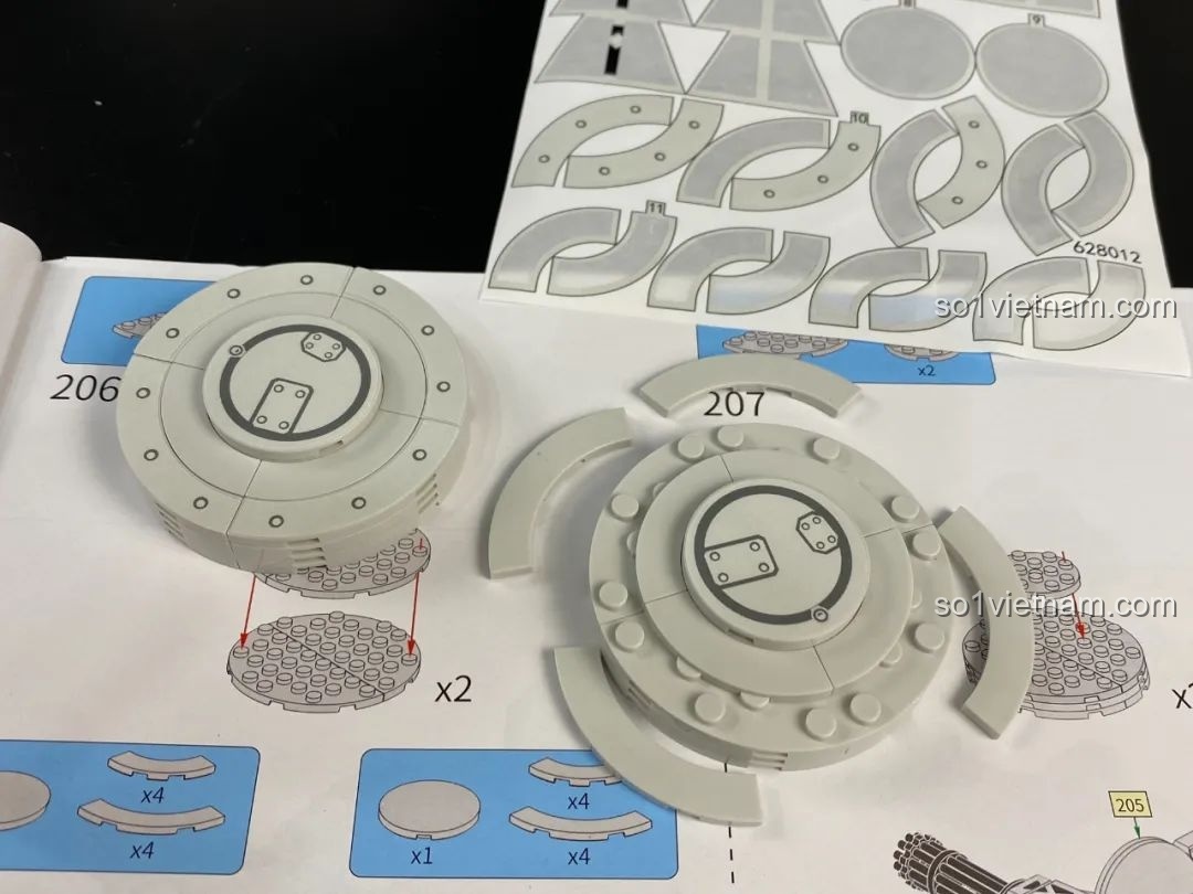 Động cơ M-Motor được lắp đặt khéo léo vào bên trong thân Pháo Phòng Không Tầm Gần 1130 PanlosBrick 628012.