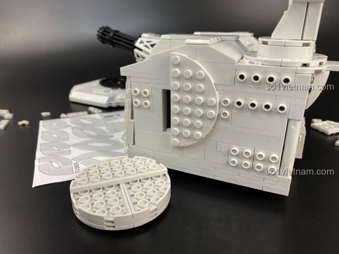 Dây điện của động cơ được đi gọn gàng bên trong thân Pháo Phòng Không Tầm Gần 1130 PanlosBrick 628012.