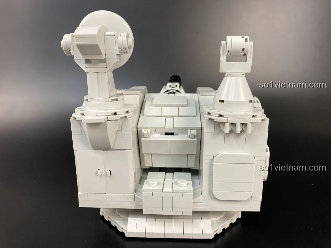 Cận cảnh hộp pin được giấu kín bên trong thân Pháo Phòng Không Tầm Gần 1130 PanlosBrick 628012, giữ vẻ ngoài gọn gàng.