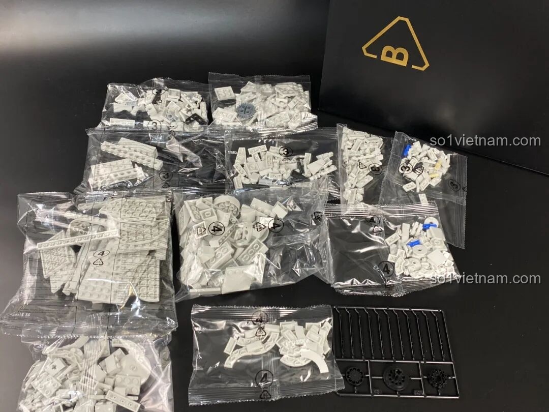 Cận cảnh các túi mảnh ghép của bộ lắp ráp Pháo Phòng Không Tầm Gần 1130 PanlosBrick 628012, cho thấy sự đa dạng về hình dáng và kích thước.