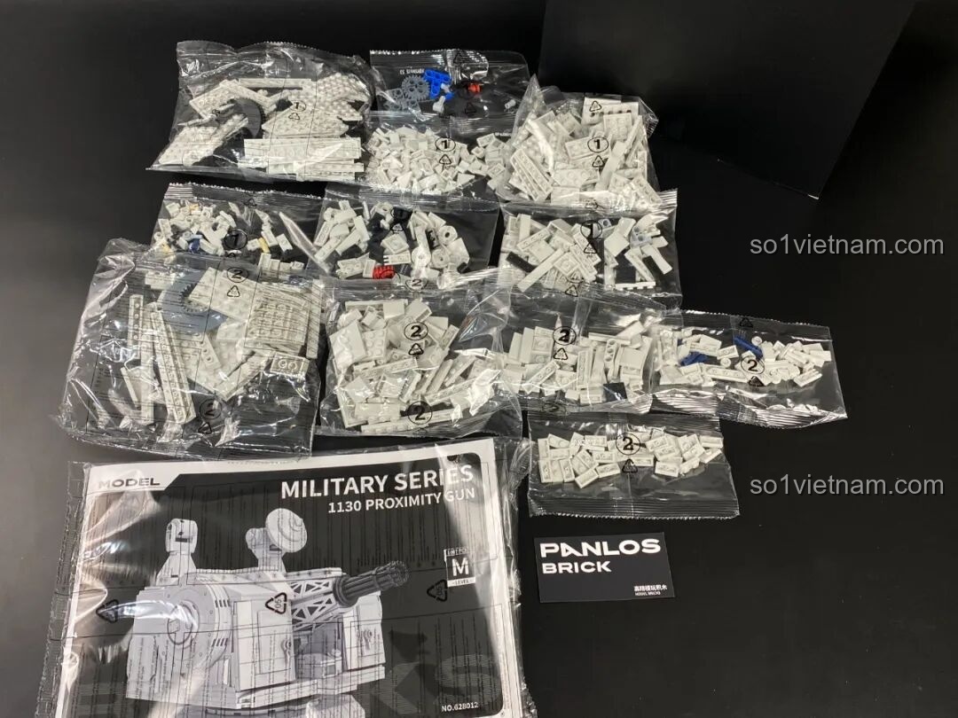 Tổng quan các túi mảnh ghép và sách hướng dẫn của bộ lắp ráp Pháo Phòng Không Tầm Gần 1130 PanlosBrick 628012, sẵn sàng cho việc lắp ráp.