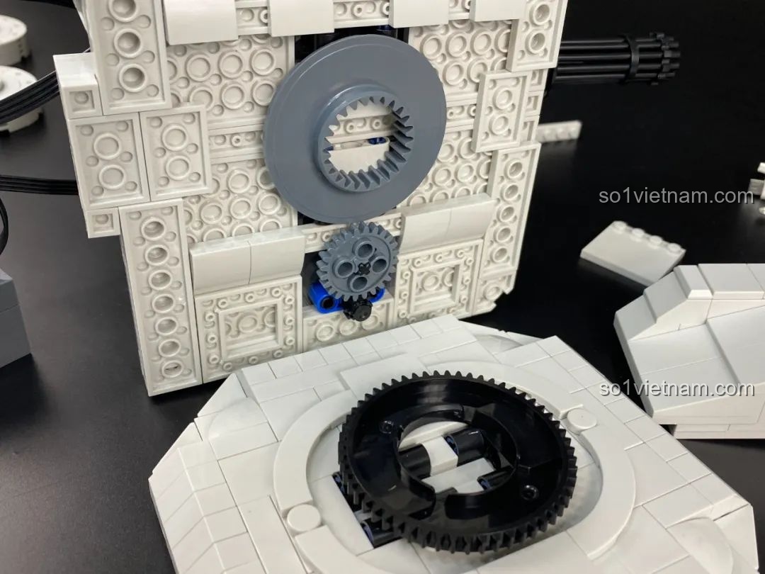 Mô hình Pháo Phòng Không Tầm Gần 1130 PanlosBrick 628012 phiên bản động cơ cùng điều khiển từ xa, sẵn sàng hoạt động.