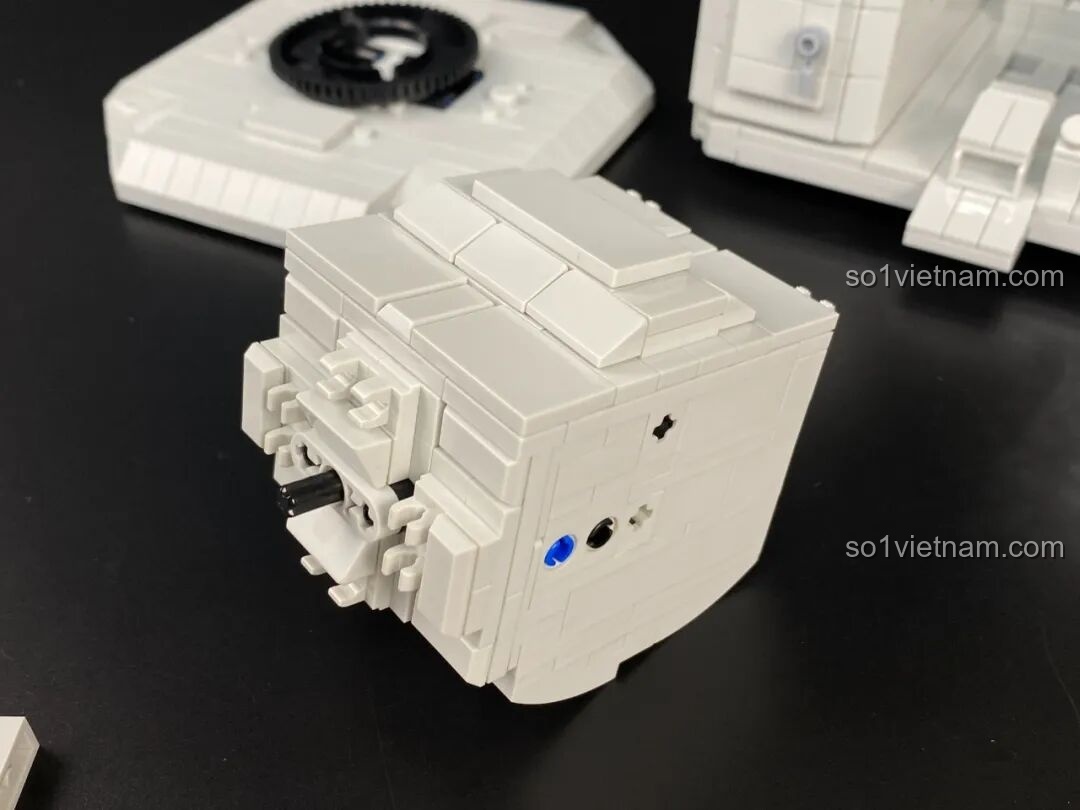 Quá trình lắp ráp nòng pháo Gatling 11 nòng vào khung của Pháo Phòng Không Tầm Gần 1130 PanlosBrick 628012.