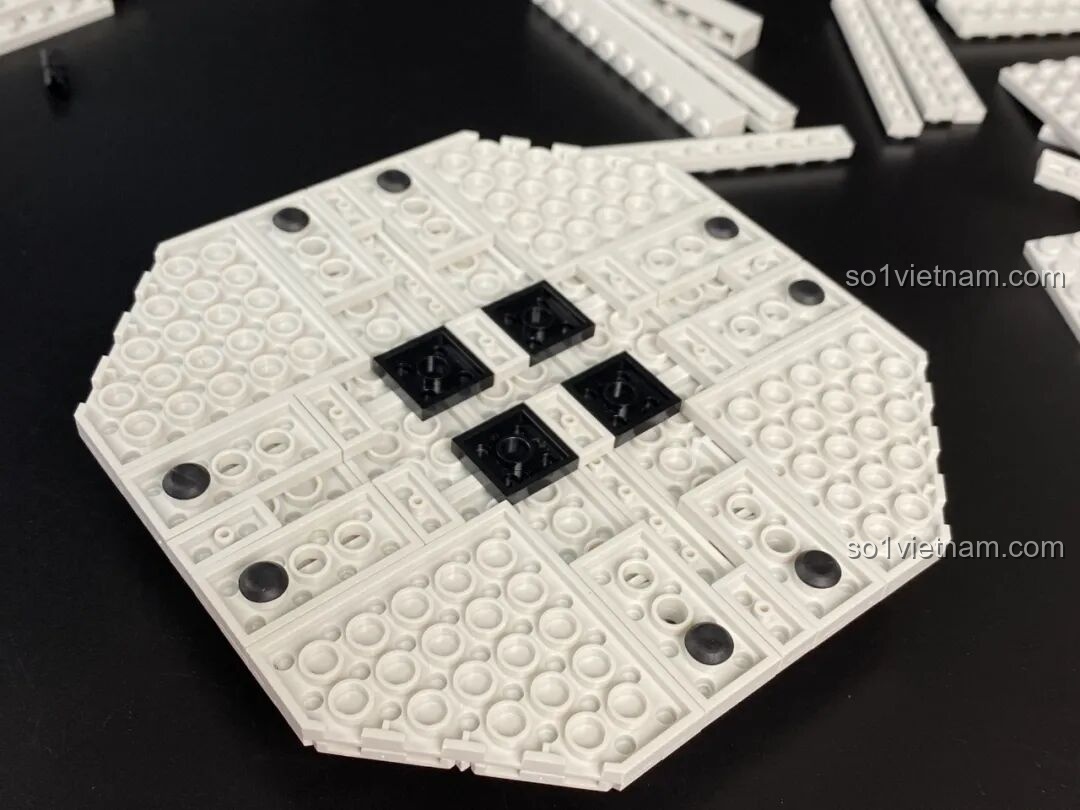 Cấu trúc bên trong của thân Pháo Phòng Không Tầm Gần 1130 PanlosBrick 628012, cho thấy sự phức tạp và tỉ mỉ trong thiết kế.