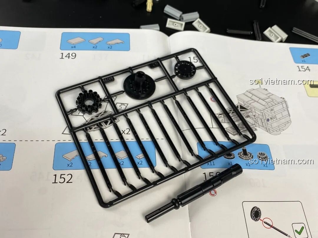 Cận cảnh các chi tiết tròn và sticker trên thân Pháo Phòng Không Tầm Gần 1130 PanlosBrick 628012, tăng tính thẩm mỹ.