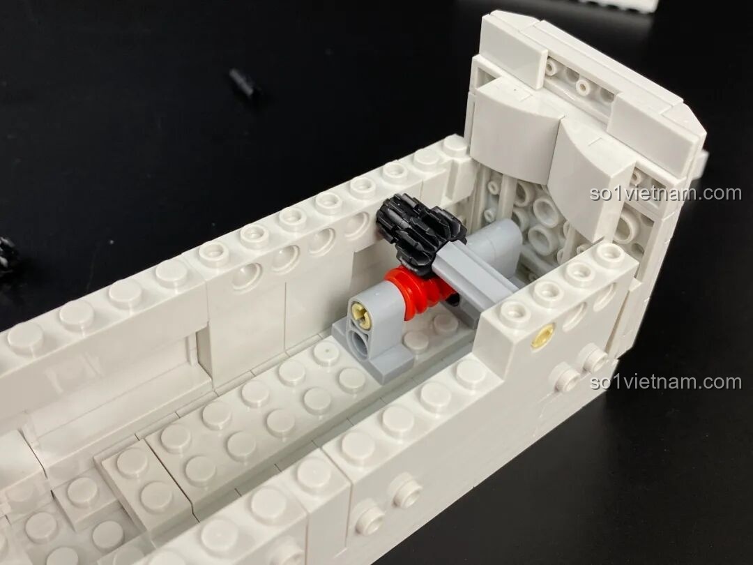 Khung chính của thân Pháo Phòng Không Tầm Gần 1130 PanlosBrick 628012 đang được lắp ráp, tạo hình dáng cơ bản.