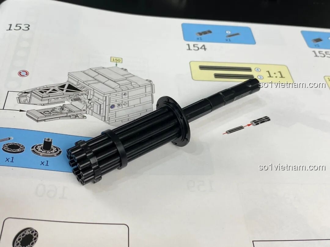 Các tấm ốp bên ngoài thân Pháo Phòng Không Tầm Gần 1130 PanlosBrick 628012 đang được lắp đặt, hoàn thiện vẻ ngoài.