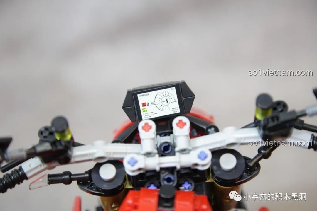 Cận cảnh bảng đồng hồ hiển thị chi tiết của PanlosBrick 672105 Mô hình Ducati V4