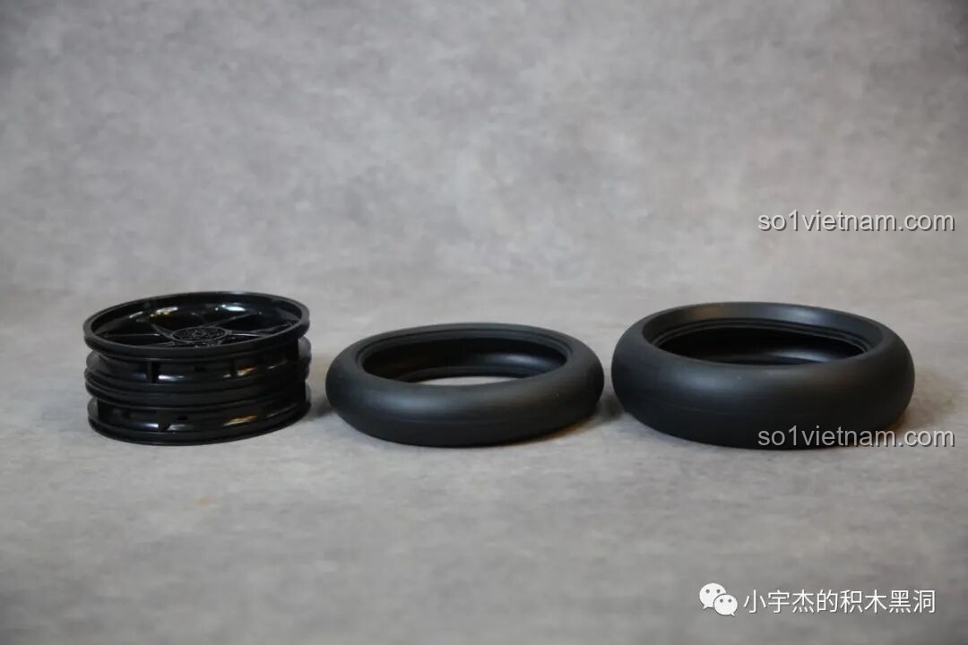 Cận cảnh bộ vành và lốp trơn (slick tire) của PanlosBrick 672105 Mô hình Ducati V4