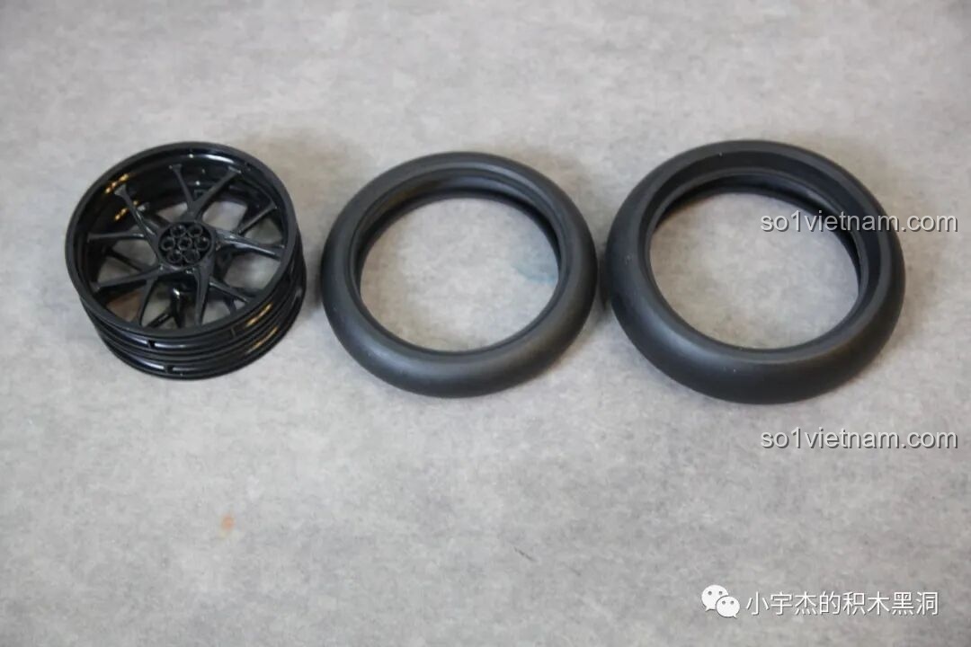 Một góc khác của vành và lốp xe PanlosBrick 672105 Mô hình Ducati V4, thể hiện độ chi tiết