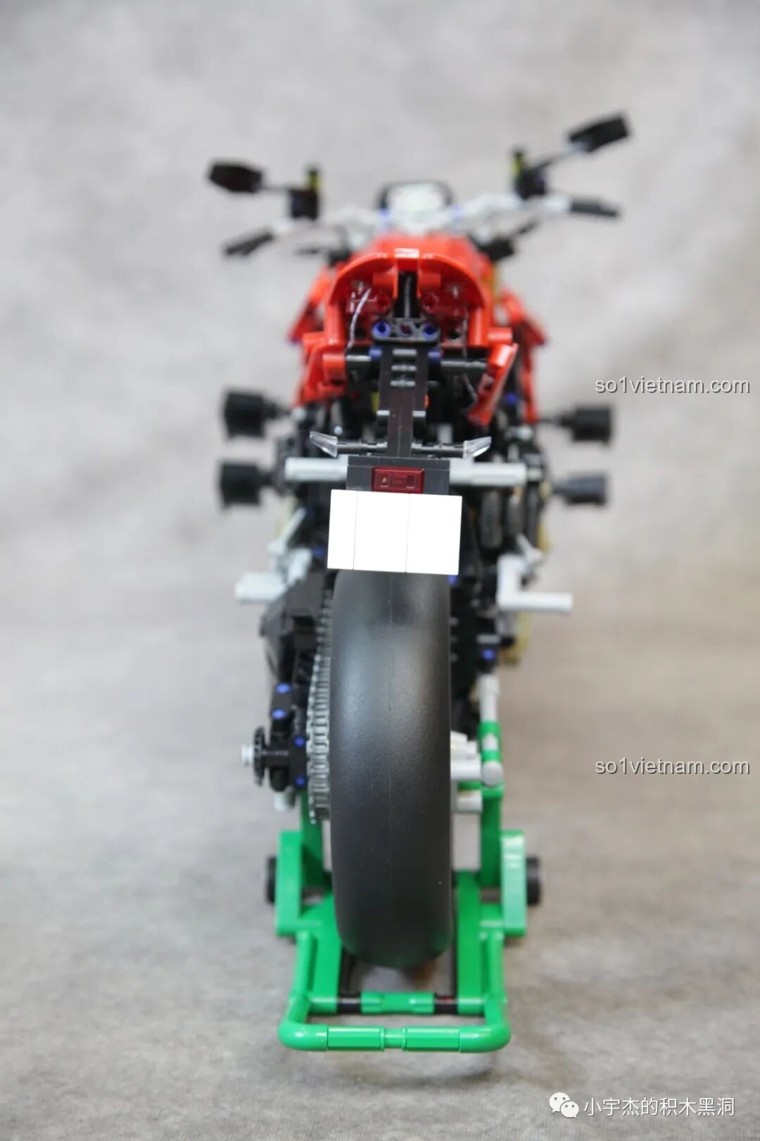 Cận cảnh bánh sau và hệ thống truyền động xích của PanlosBrick 672105 Mô hình Ducati V4