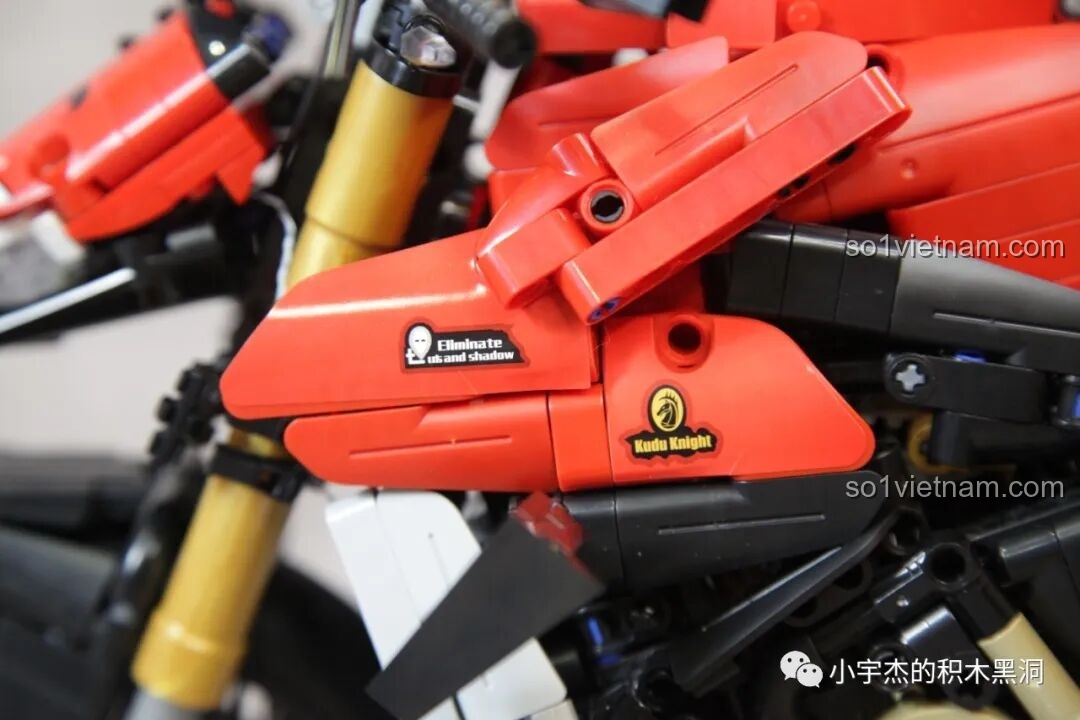 Cận cảnh phần đầu xe PanlosBrick 672105 Mô hình Ducati V4 với các chi tiết tem dán sắc nét