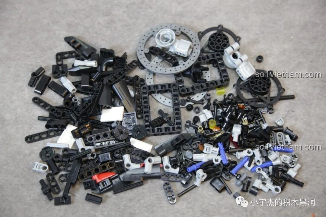 Các chi tiết của túi số 5 PanlosBrick 672105 Mô hình Ducati V4, bao gồm đĩa phanh