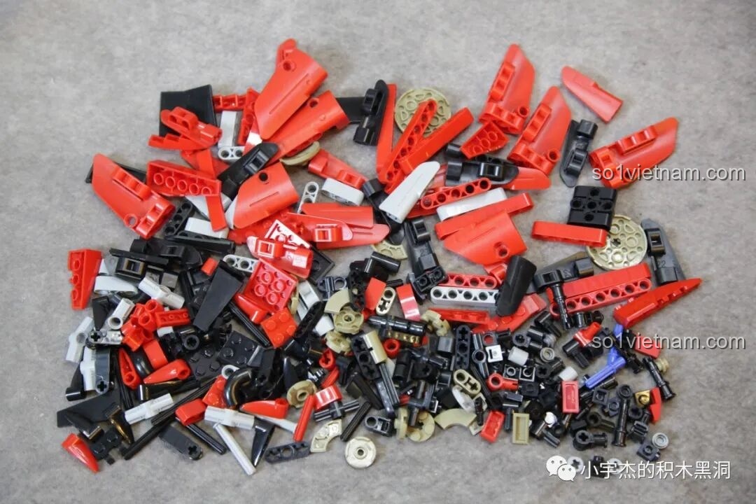 Các chi tiết của túi số 6 PanlosBrick 672105 Mô hình Ducati V4, toàn là mảnh đỏ tươi tắn