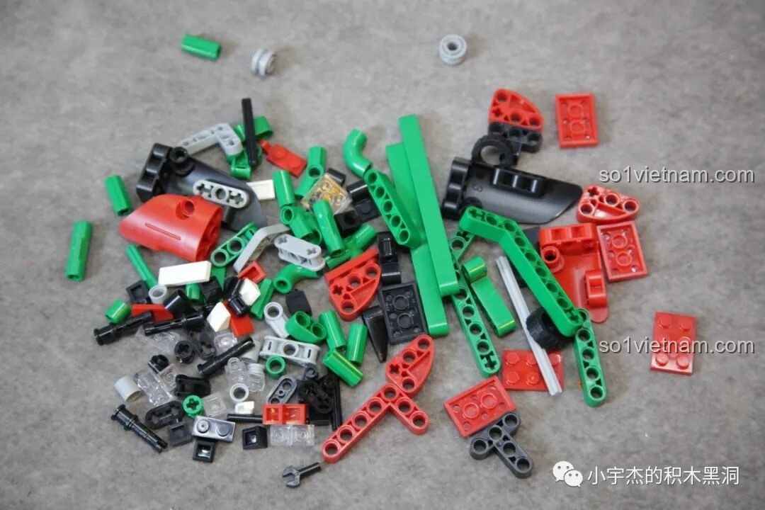 Các chi tiết cuối cùng của túi số 7 PanlosBrick 672105 Mô hình Ducati V4, bao gồm mảnh xanh lá