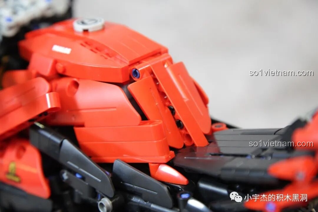 Phần yên xe PanlosBrick 672105 Mô hình Ducati V4 mở ra để lộ công tắc đèn LED ẩn bên dưới
