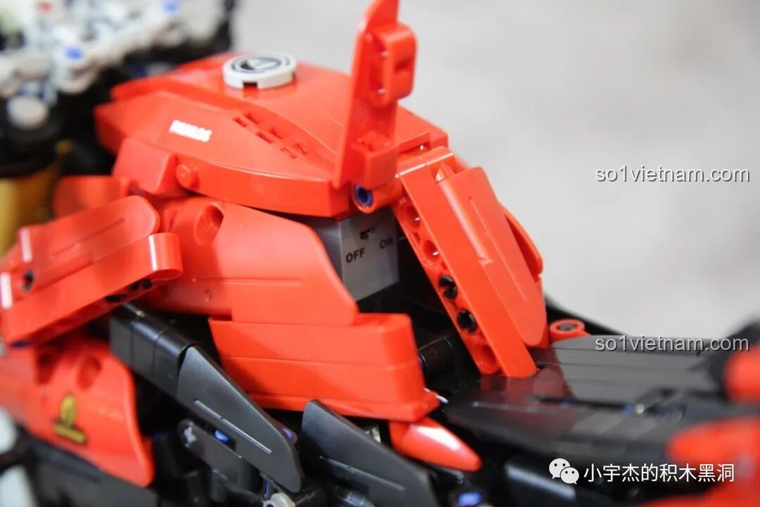 Công tắc đèn LED được giấu khéo léo trên PanlosBrick 672105 Mô hình Ducati V4, dễ dàng bật tắt