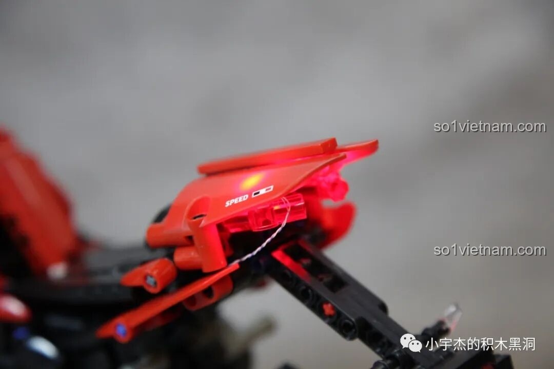 Đèn hậu đỏ rực khi bật sáng của PanlosBrick 672105 Mô hình Ducati V4, tạo điểm nhấn ấn tượng