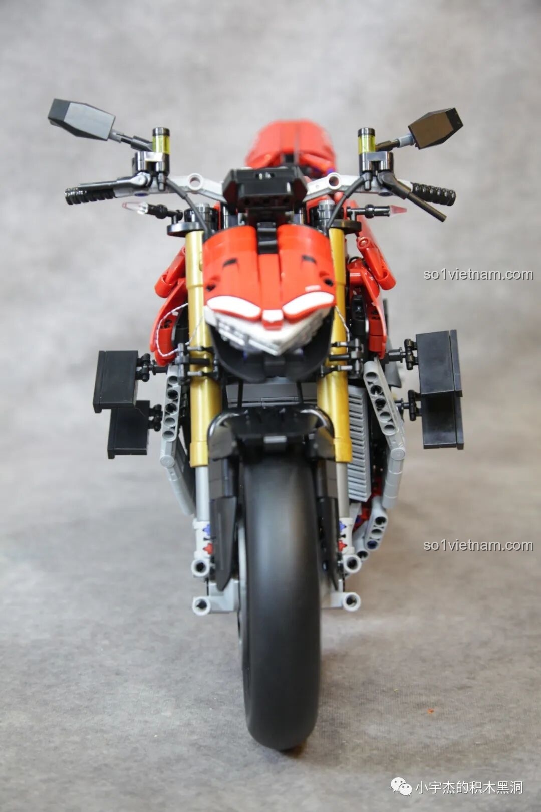 Một góc nhìn khác từ phía trước của PanlosBrick 672105 Mô hình Ducati V4, thể hiện sự đối xứng